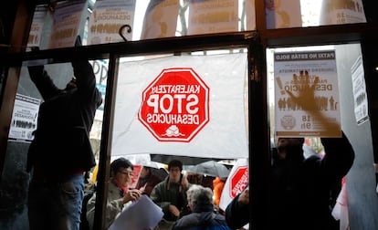 Una acción de la plataforma Stop Desahucios en San Sebastián en 2019.