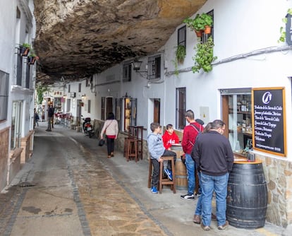 La calle de las Cuevas de la Sombra, en  Setenil de las Bodegas (Cádiz).