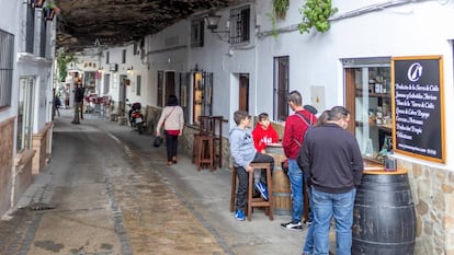 La calle de las Cuevas de la Sombra, en  Setenil de las Bodegas (Cádiz).
