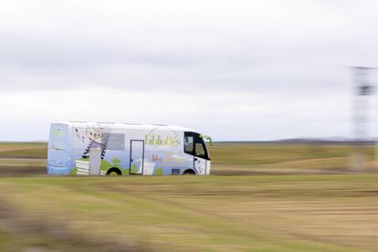 La Diputación de Salamanca (PP) ha destinado 18.000 euros a colocar cajeros en los bibliobuses que recorren los pueblos de la provincia para que sea más fácil que los mayores accedan a sus ahorros sin tener que desplazarse si en sus pueblos no hay sucursales bancarias.