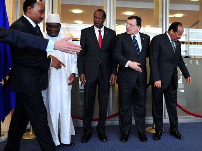 De izquierda a derecha, el presidente de N&iacute;ger, el de Mal&iacute;, el de Burkina Faso, el de la Comisi&oacute;n Europea y el de Mauritania se preparan para una foto.