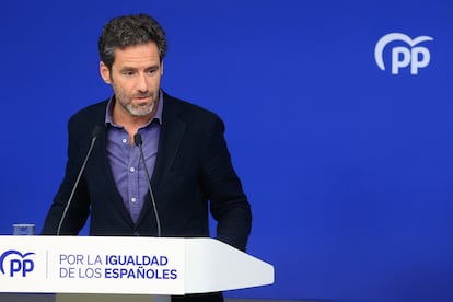 El vicesecretario de Cultura del PP, Borja Sémper, durante la rueda de prensa ofrecida este lunes en la sede del partido, en Madrid.