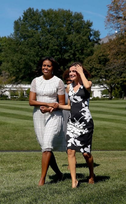Doña Letizia visitó junto a Michelle Obama el huerto ecológico plantado en los jardines de la Casa Blanca. La Reina optó por quitarse la chaqueta y mostrar el vestido de silueta lápiz blanco y negro con estampado floral, creado por Varela.