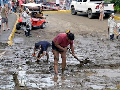 Residentes y miembros de la Guardia Nacional limpian las calles después de la llegada del huracán Roslyn a la comunidad de Sayulita, estado de Nayarit.