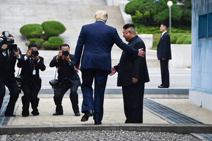 O presidente dos EUA, Donald Trump, cruzamento a fronteira da Coreia do Norte ao lado do líder Kim Jong-un, em 30 de junho. Trump se tornou o primeiro presidente americano a pisar em solo norte-coreano.