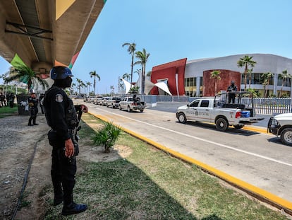 Policías estatales resguardan las instalaciones donde se llevara a cabo la Convención Bancaria 2024, en Acapulco.