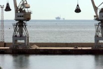 La plataforma de Castor, al fondo, frente a Vinaroz.