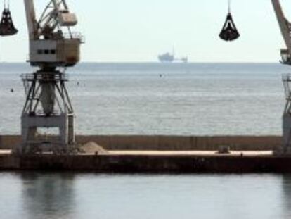 La plataforma de Castor, al fondo, frente a Vinaroz.