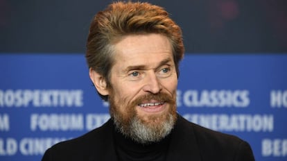 Willem Dafoe no início da sua entrevista coletiva em Berlim