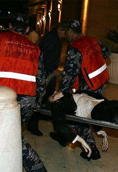 Miembros de los servicios de emergencia jordanos evacuan a un herido del hotel Hyatt de Ammán.