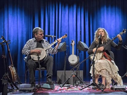 B&eacute;la Fleck &amp; Abigail Washburn con sus banjos.
