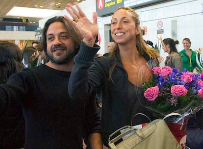 Enrique Arce, con Gemma Mengual en el aeropuerto de Barcelona.