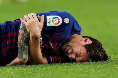 El delantero argentino del FC Barcelona, Leo Messi, se duele tras una jugada durante encuentro, El parte médico dice que tiene el radio fracturado