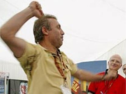 Hristo Stoitchkov celebra un gol en un partido de futbolín en la Eurocopa.
