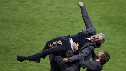 Mourinho manteado por sus ayudantes.