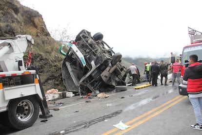 El autobús accidentado en la madrugada de este sábado, en la vía Panamericana.