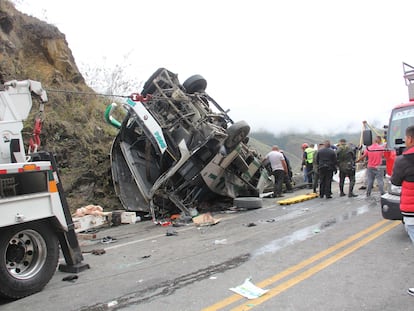 El autobús accidentado en la madrugada de este sábado, en la vía Panamericana.