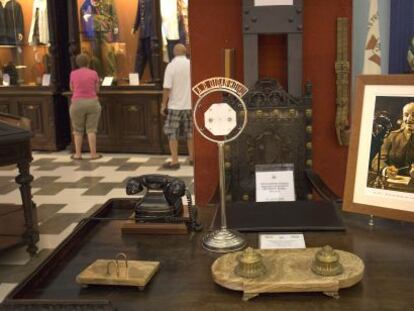 Mesa y micr&oacute;fono que supuestamente us&oacute; Queipo de Llano para emitir bandos, amenazas y proclamas franquistas, en el Museo Militar.