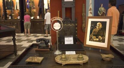 Mesa y micr&oacute;fono que supuestamente us&oacute; Queipo de Llano para emitir bandos, amenazas y proclamas franquistas, en el Museo Militar.