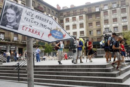 Carteles con fotografías de presos etarras en la plaza de Unamuno, en Bilbao.