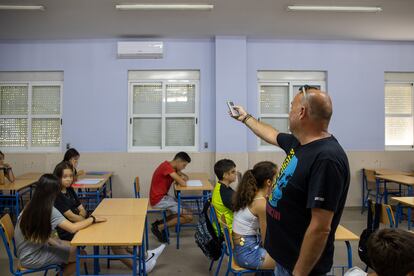 Juan Carlos López, director del instituto Juan Sebastián Elcano en Sanlúcar de Barrameda (Cádiz), en un aula antes del fin del curso escolar, a finales de junio de 2023.