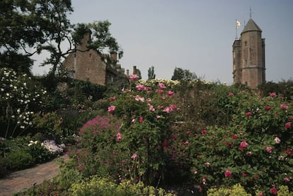 La misma libertad y contraste cómplice que aplicaron a su jardín se reflejaba también en su matrimonio, una relación abierta y ajena a la moral victoriana, fuera de la cual ambos mantuvieron relaciones homosexuales. |