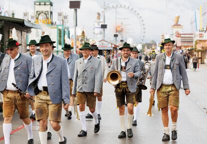 Miembros de una banda tradicional vestidos con el traje tradicional en la inauguración del Oktoberfest.