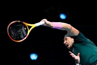 Nadal sirve durante el partido contra Tsitsipas en el O2 de Londres.