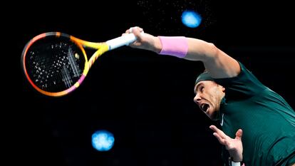 Nadal sirve durante el partido contra Tsitsipas en el O2 de Londres.