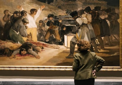 Una visitante del Museo del Prado, ante 'Los fusilamientos' o 'El 3 de mayo en Madrid', una de las obras maestras de Goya.