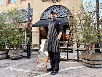 Luis Pérez, Lola Gaspar and Chapter One chef in Santa Ana, said the business has dropped and that several restaurant employees are scared after migratory raids in the city. It appears in the photo in front of Lola Gaspar, a restaurant with star Michelin in downtown Santa Ana.