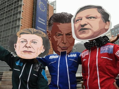 Protesta junto a la Comisión con los rostros de la excomisaria Neelie Kroes, el excomisario Karel De Gucht y el expresidente Barroso.