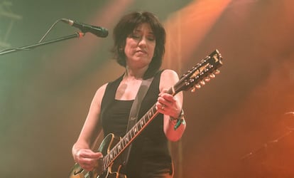 LUSH. Tras el final de Lush, Miki Berenyi (en la imagen, en el Primavera Sound de 2023) hizo un curso por correspondencia de corrección de textos y consiguió un trabajo en el departamento de parrillas de programación televisiva de la cadena IPC, donde dice que cobra mucho más dinero de lo que hacía en el grupo. Pese a ello, Lush se reformó brevemente en 2016 y grabó un EP. Después formó los grupos Piroshka y Miki Berenyi Trio, que acaba de publicar su primer álbum, 'Tripla'. En cuanto a Emma Anderson, en 1997 creó la banda Sing-Sing, con la que publicó dos álbumes y, tras una larga temporada alejada de la música, en 2023 debutó en solitario con un álbum titulado 'Pearlies'.