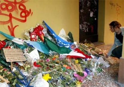 Una mujer coloca un ramo de flores en el lugar donde fue asesinado el asesor del Ministerio de Trabajo Marco Biagi.