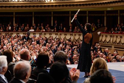 La jugadora de bádminton, Carolina Marín, muestra al público el Premio Princesa de Asturias de los Deportes.