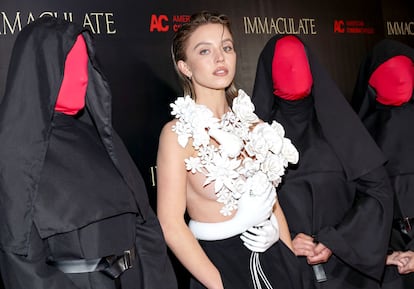 Aunque la aparición en la que desplegó moda con mayúsculas fue en el estreno oficial de 'Immaculate' en el teatro egipcio de Hollywood, también en marzo.