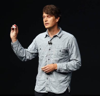 <p><strong>John Hanke</strong> es el fundador de Niantic, la empresa que ha revolucionado los videojuegos con Pokémon Go. El título del videojuego que ha resucitado a Nintendo ha sido lo más buscado del año a nivel global en Google, lo que da una medida de lo que ha supuesto para millones de personas, y eso que solo existe desde mediados de año. El entretenimiento en realidad aumentada ha generado más de 500 millones de descargas y se ha convertido en todo un fenómeno social con un impacto económico brutal, que entre otras cosas ha hecho que Nintendo vaya a cerrar el año con más de un 33% de beneficios.</p>