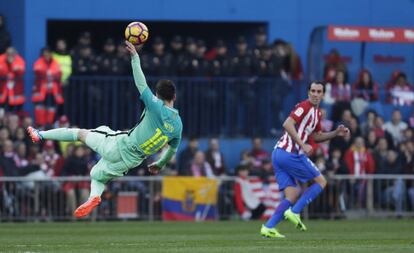 Messi remata de forma acrobática ante Godín.