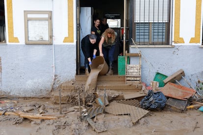 Labores de limpieza de una vivienda inundada en la localidad de Benamargosa, este jueves. 