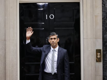 El nuevo primer ministro del Reino Unido, Rishi Sunak, saluda el 25 de octubre desde la puerta del 10 de Downing Street