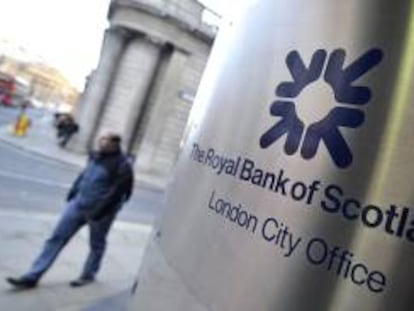 Un peatón camina frente a una sede del Royal Bank of Scotland (RBS) en Londres, Reino Unido. EFE/Archivo