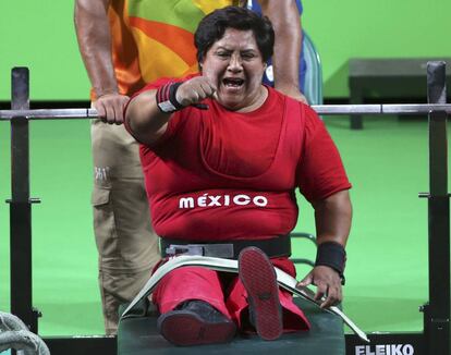 Catalina Diaz Vilchis de Mexico reacciona durante la competición de levantamiento de pesas.