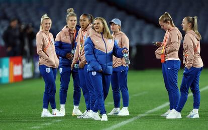 Las jugadoras de la selección inglesa junto a su entrenadora, en el centro, Sarina Weigman.