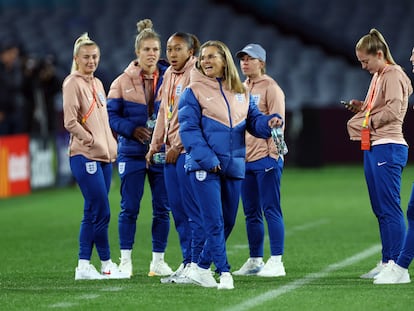 Las jugadoras de la selección inglesa junto a su entrenadora, en el centro, Sarina Weigman.