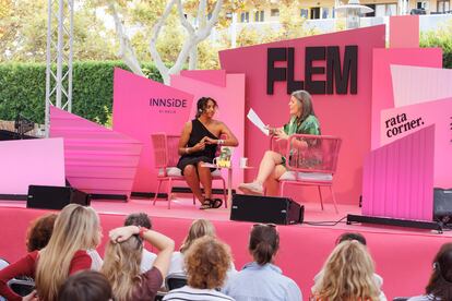 La escritora inglesa Sheena Patel, entrevistada en un acto del Festival de Literatura Expandidad de Magaluf.