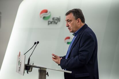 El portavoz del PNV en el Congreso, Aitor Esteban, durante la rueda de prensa en Bilbao este lunes.