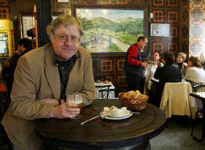 Ian Gibson en su bar habitual, la Casa de Asturias del barrio madrileño de Lavapiés.