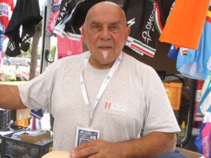El exciclista italiano Gianni Marcarini en su puesto ambulante de camisetas.
