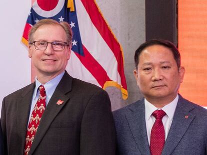 El Gobernador de Ohio, Mike DeWine; el vicepresidente ejecutivo de American Honda Motor, Bob Nelson, y el vicepresidente senior de LG Energy Norte América, Sukwon Choi, el pasado octubre.
