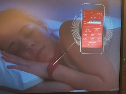 El colch&oacute;n inteligente incorpora un dispositivo digital que se comunica con una pulsera con sensores y una app.